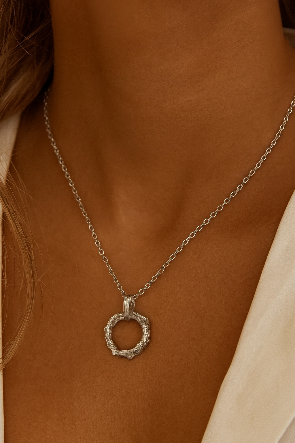 Textured Round Pendant Necklace-Ruvanya