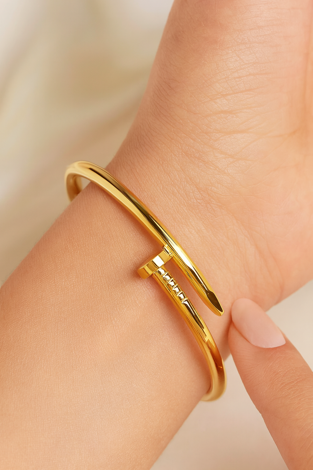 Nail-Design Gold Bangle